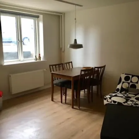 Apartamento Lys Kaelderlejlighed I Hjertet Af